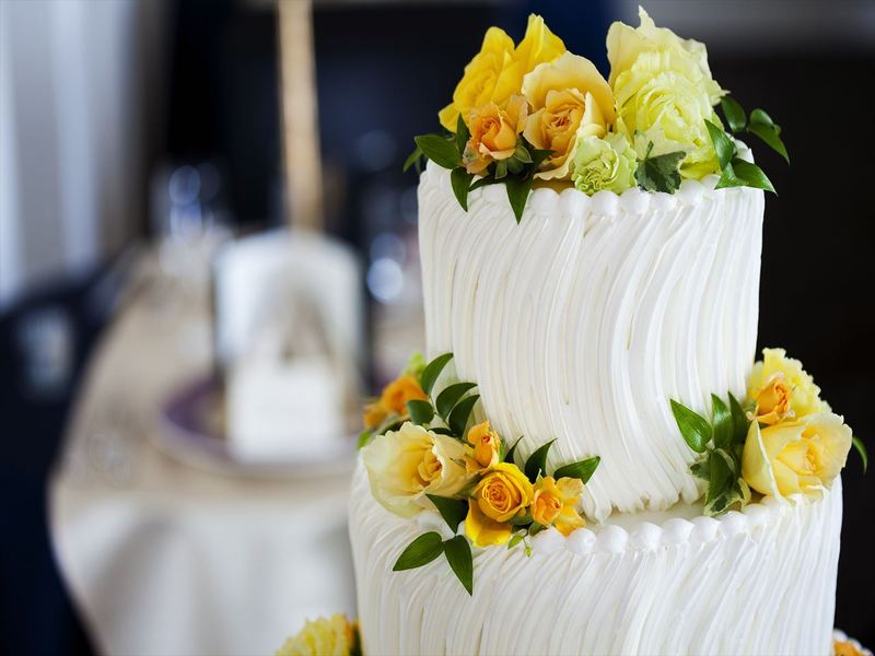 結婚式に彩りを添えるウェディングケーキ達のご紹介　黄色い花が鮮やかな「リモーネ」