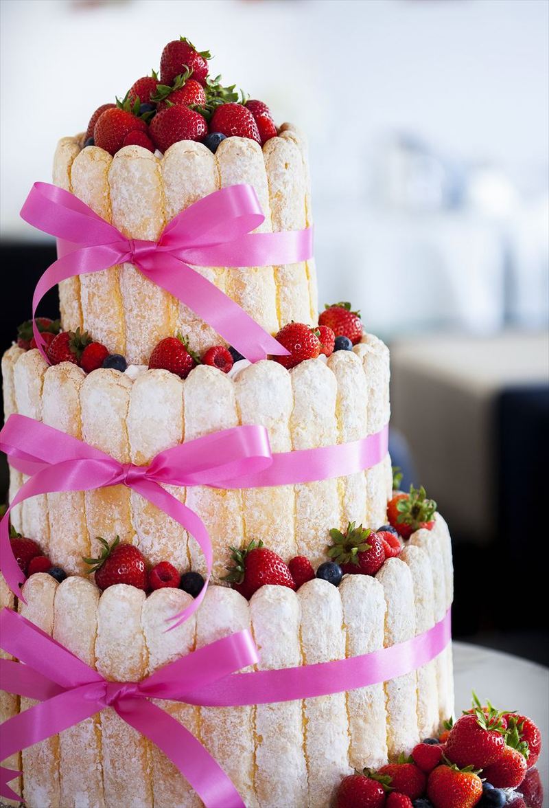 ゴージャスなケーキ「シャルロット」　ケーキにまかれたリボンが可愛らしいを倍増させます。