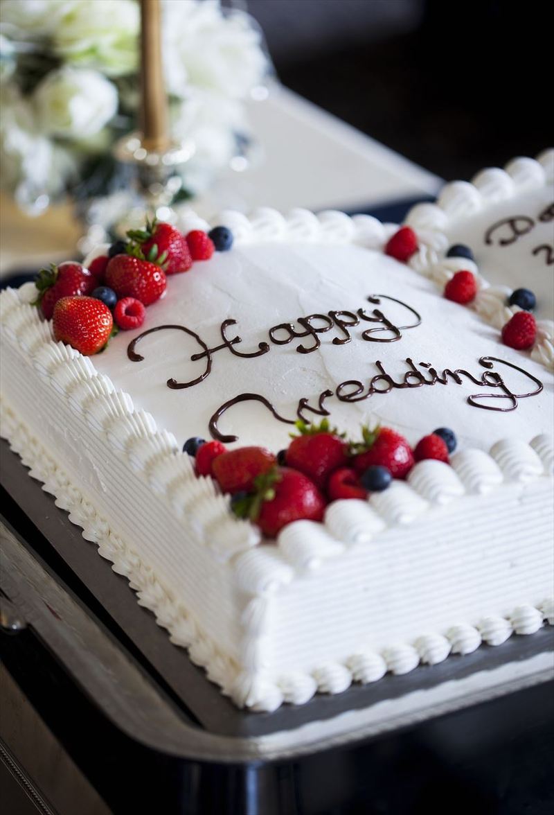 純白の生地が美しい「ウェンディ」ゲストに文字を書いてもらう事で世界に一つのケーキを創ることも。