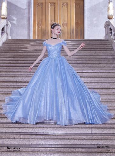 ブルーのラメオーガンジーにグリッター加工をしています。キラキラして光り輝くドレスは 「シンデレラ」の魔法にかけられ煌めきを表現。
