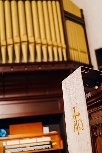 祭壇の左にあるパイプオルガン。おふたりを祝福する旋律を奏でてくれます。